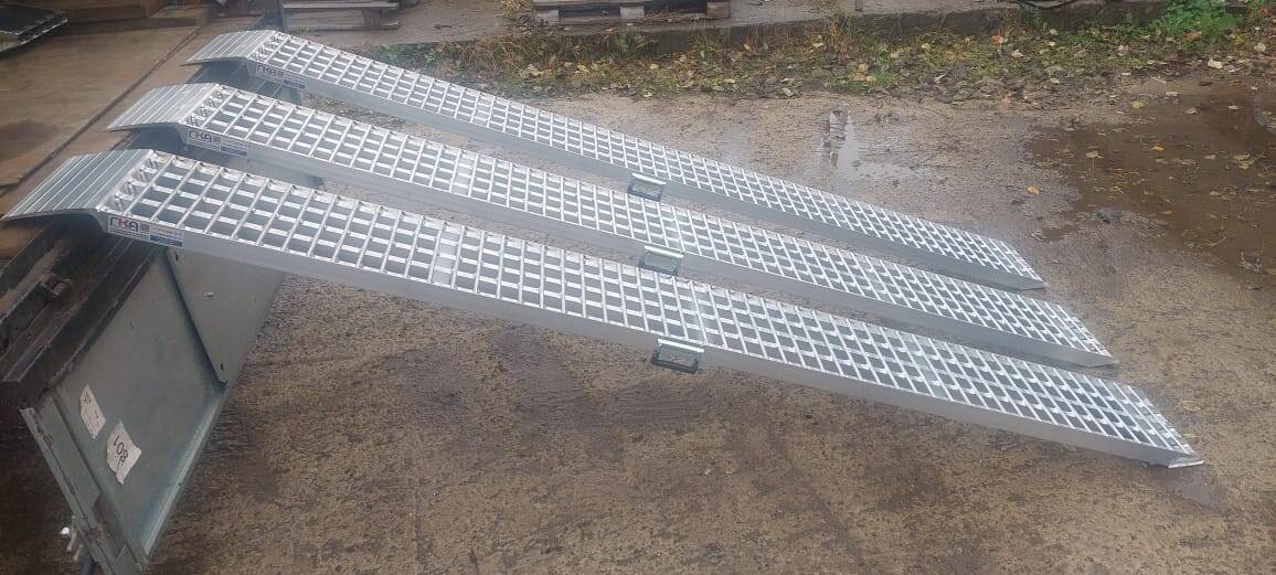 Сходни алюминиевые 3 метра Грузоподъёмность до 1100 кг В наличии более 50-ти готовых комплектов погрузочных рамп (аппарелей) и более 100 типовых моделей. Сроки изготовление от 3 рабочих дней. Гарантия 1 год. Обратите внимание, что наша компания является и в Нижнем Новгороде фото 2 Транспорт Нижний Новгород