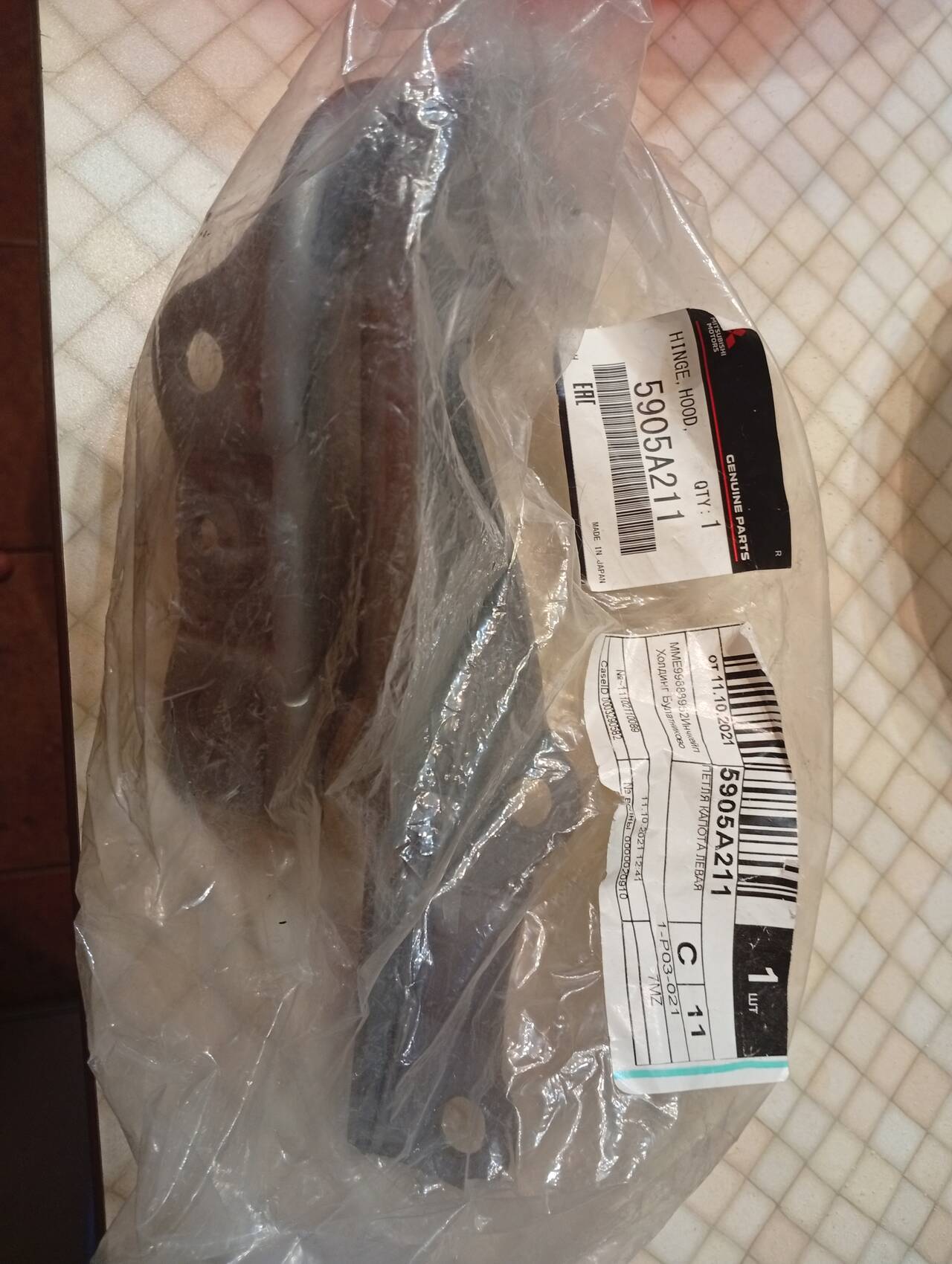 петля левая капота для Мицубиси Эслипс Грос, оригинальная