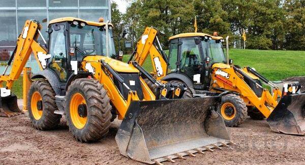 Равно колёсный двух ковшовый трактор в СЗАО сдам в аренду.