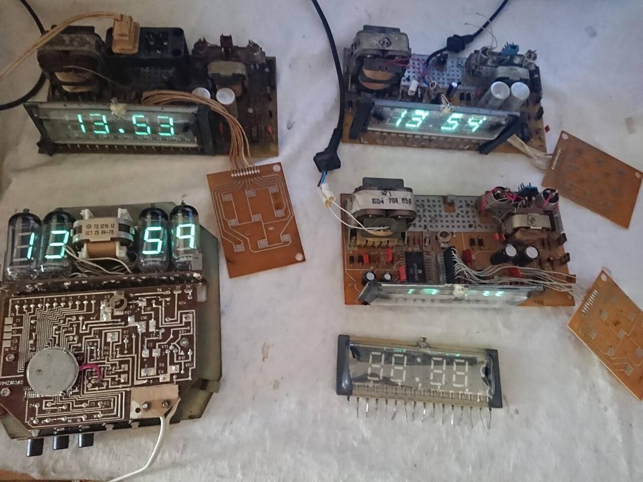 Часы электронные цифровые 4 штуки  Отправка в регионы после оплаты и предварительного устного общения. В рабочем состоянии. Цена комплекта 4500 руб .  ОТДЕЛЬНО НИЧЕГО НЕ ПРОДАЁТСЯ.  Без корпусов..  Для любителей конструировать электронные часы.