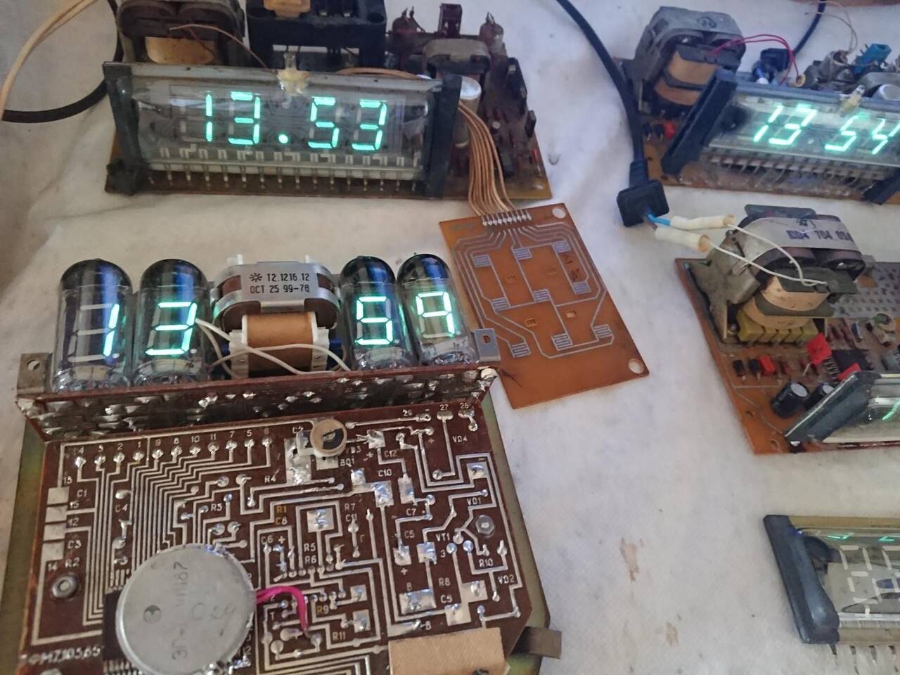 Часы электронные цифровые 4 штуки  Отправка в регионы после оплаты и предварительного устного общения. В рабочем состоянии. Цена комплекта 4500 руб .  ОТДЕЛЬНО НИЧЕГО НЕ ПРОДАЁТСЯ.  Без корпусов..  Для любителей конструировать электронные часы. в Челябинске фото 6 Бытовая электроника Челябинск