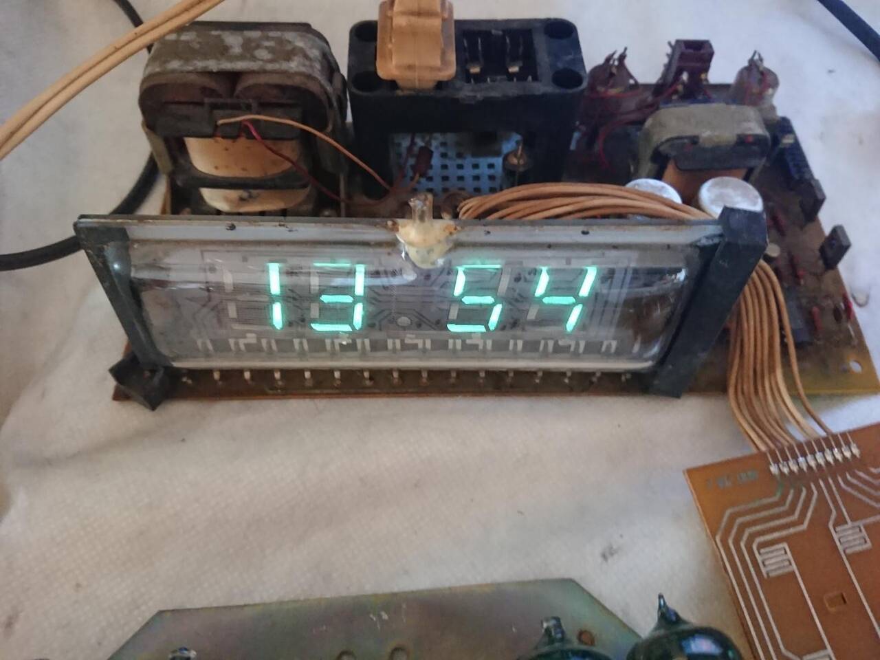 Часы электронные цифровые 4 штуки  Отправка в регионы после оплаты и предварительного устного общения. В рабочем состоянии. Цена комплекта 4500 руб .  ОТДЕЛЬНО НИЧЕГО НЕ ПРОДАЁТСЯ.  Без корпусов..  Для любителей конструировать электронные часы. в Челябинске фото 3 Бытовая электроника Челябинск