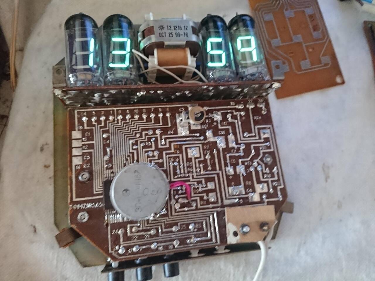 Часы электронные цифровые 4 штуки  Отправка в регионы после оплаты и предварительного устного общения. В рабочем состоянии. Цена комплекта 4500 руб .  ОТДЕЛЬНО НИЧЕГО НЕ ПРОДАЁТСЯ.  Без корпусов..  Для любителей конструировать электронные часы. в Челябинске фото 7 Бытовая электроника Челябинск