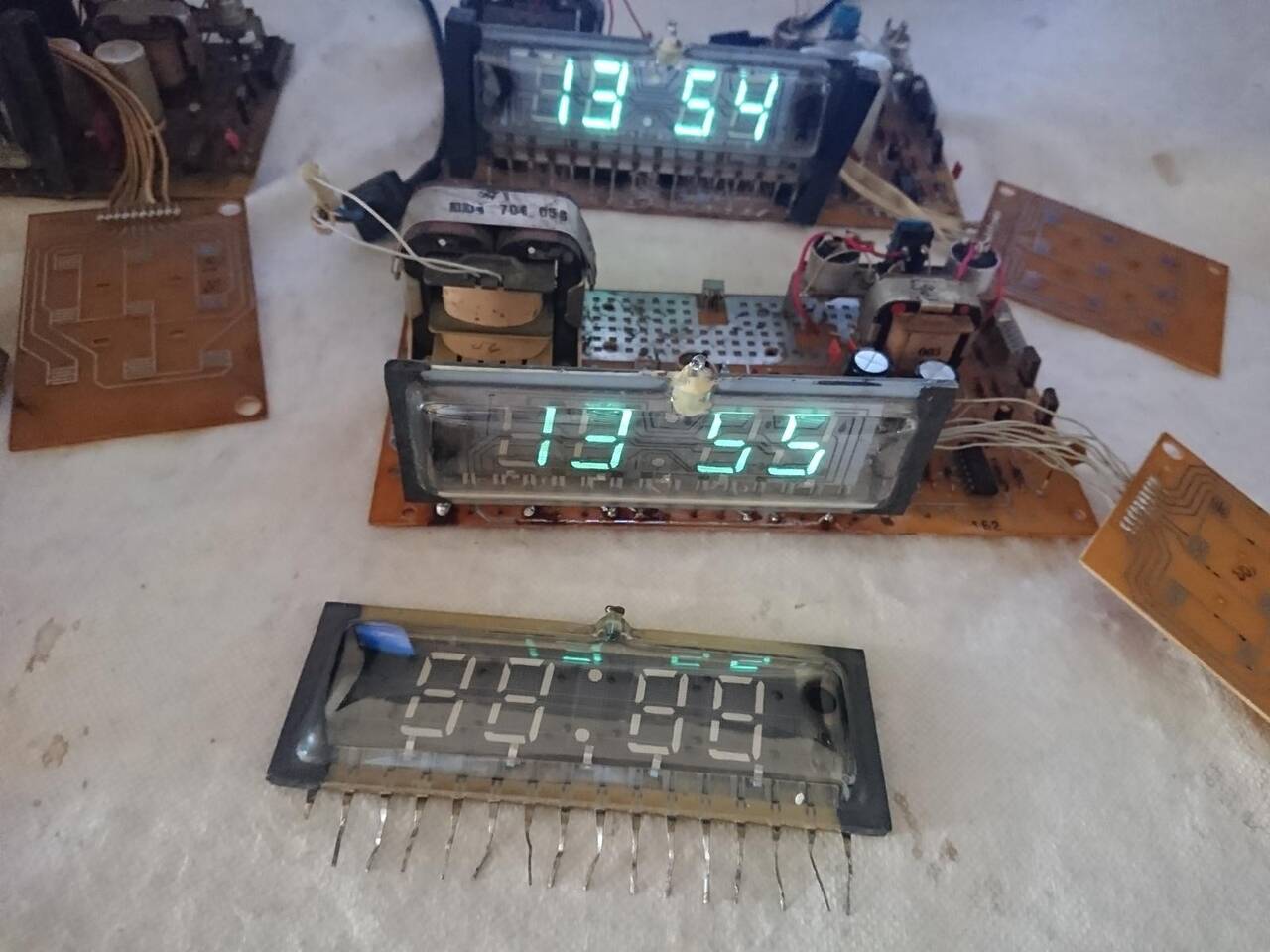Часы электронные цифровые 4 штуки  Отправка в регионы после оплаты и предварительного устного общения. В рабочем состоянии. Цена комплекта 4500 руб .  ОТДЕЛЬНО НИЧЕГО НЕ ПРОДАЁТСЯ.  Без корпусов..  Для любителей конструировать электронные часы. в Челябинске фото 4 Бытовая электроника Челябинск