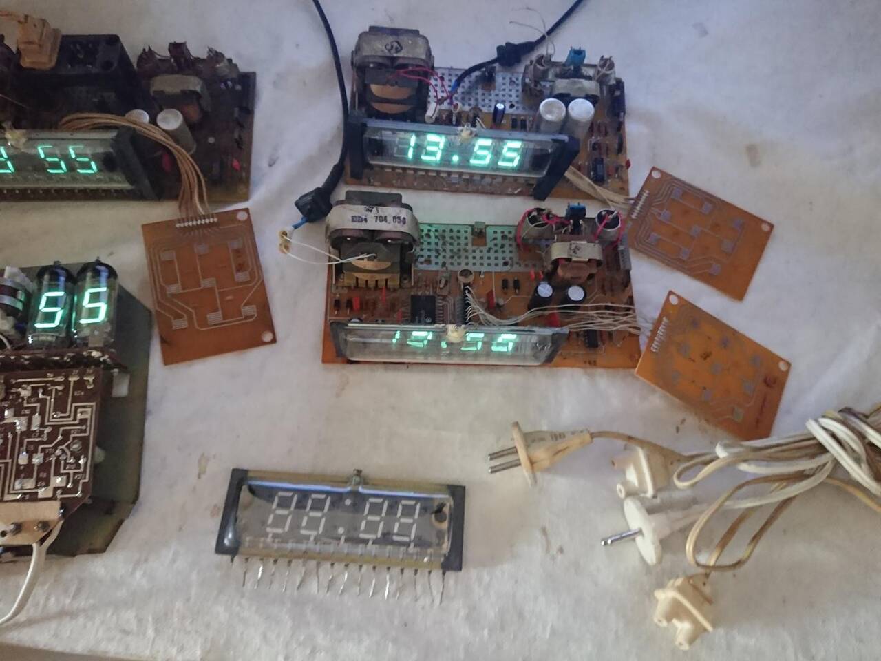 Часы электронные цифровые 4 штуки  Отправка в регионы после оплаты и предварительного устного общения. В рабочем состоянии. Цена комплекта 4500 руб .  ОТДЕЛЬНО НИЧЕГО НЕ ПРОДАЁТСЯ.  Без корпусов..  Для любителей конструировать электронные часы. в Челябинске фото 2 Бытовая электроника Челябинск