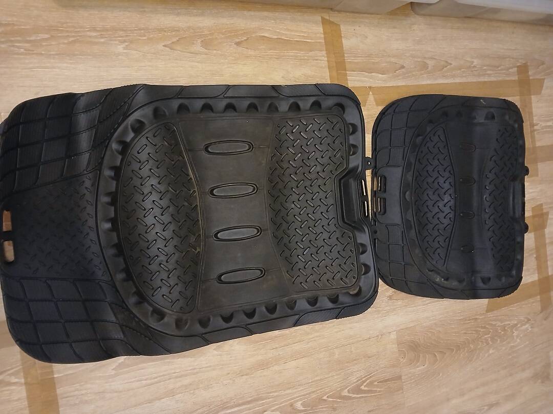 Набор (4 шт.) автомобильных ковриков универсальных