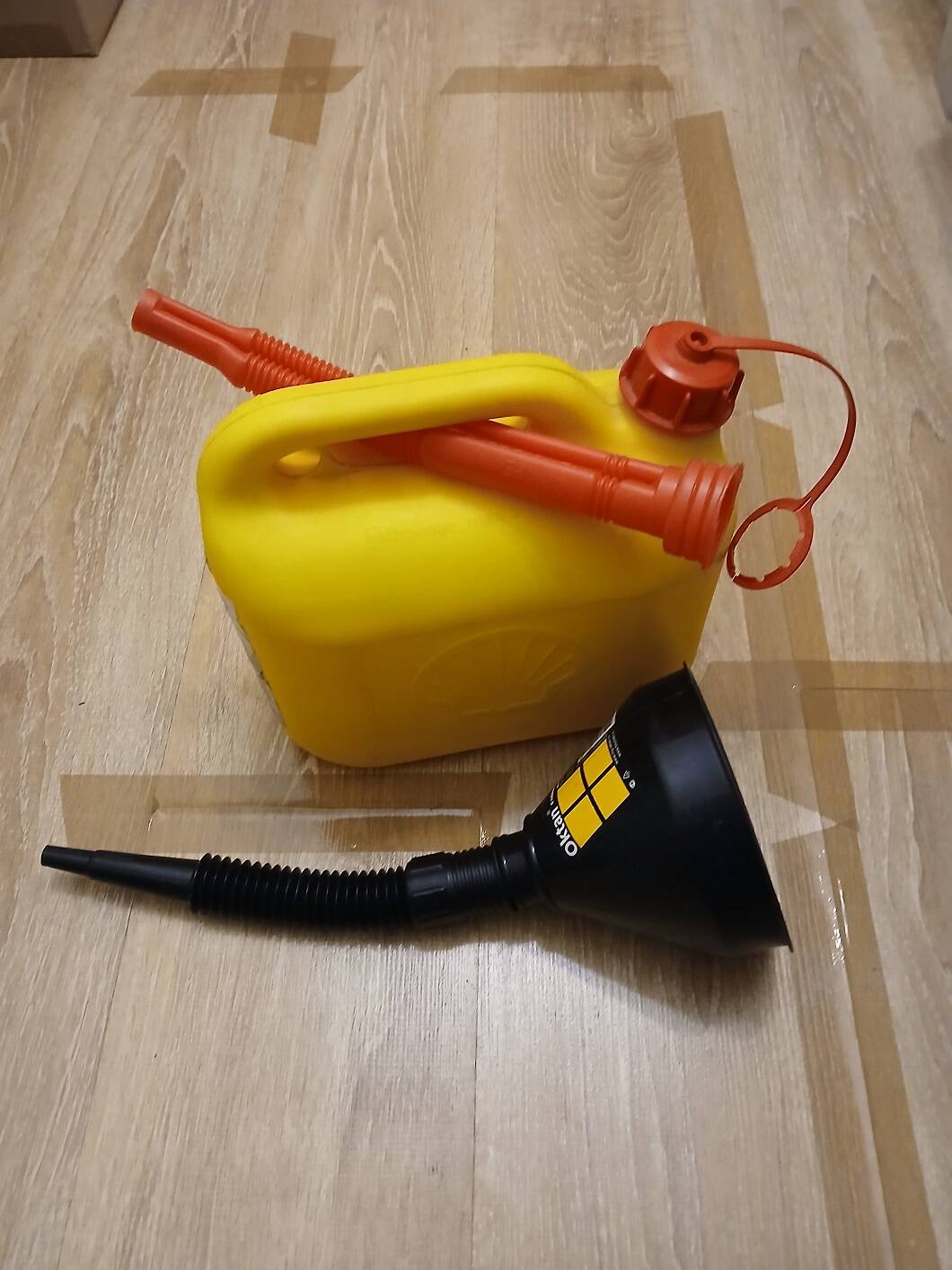 Канистра для бензина с воронкой