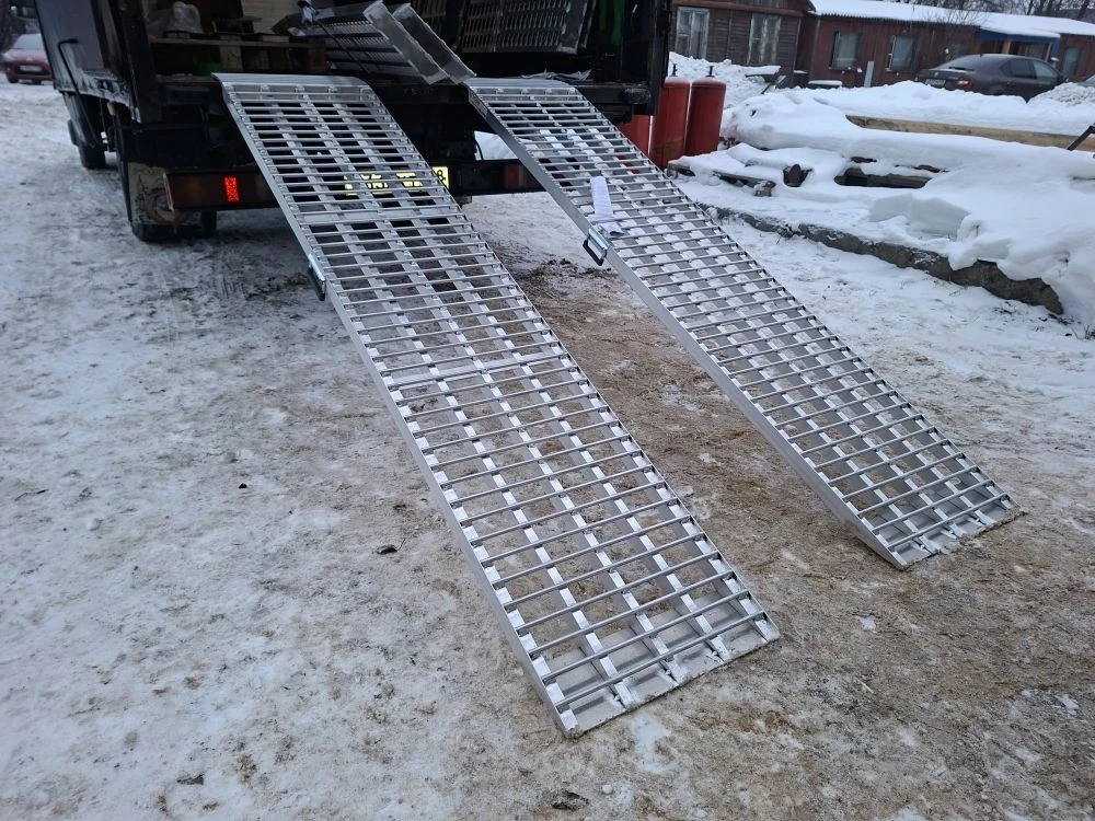 Сходни для погрузки миниэкскаватора на легковой прицеп Сходни для погрузки миниэкскаватора на легковой прицеп