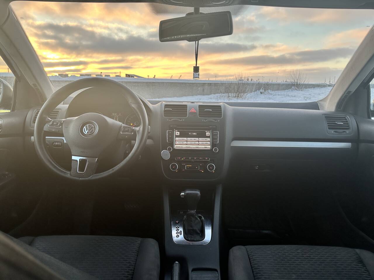 Volkswagen Jetta 2010 1.6 AT в Санкт-Петербурге фото 4 Транспорт Санкт-Петербург