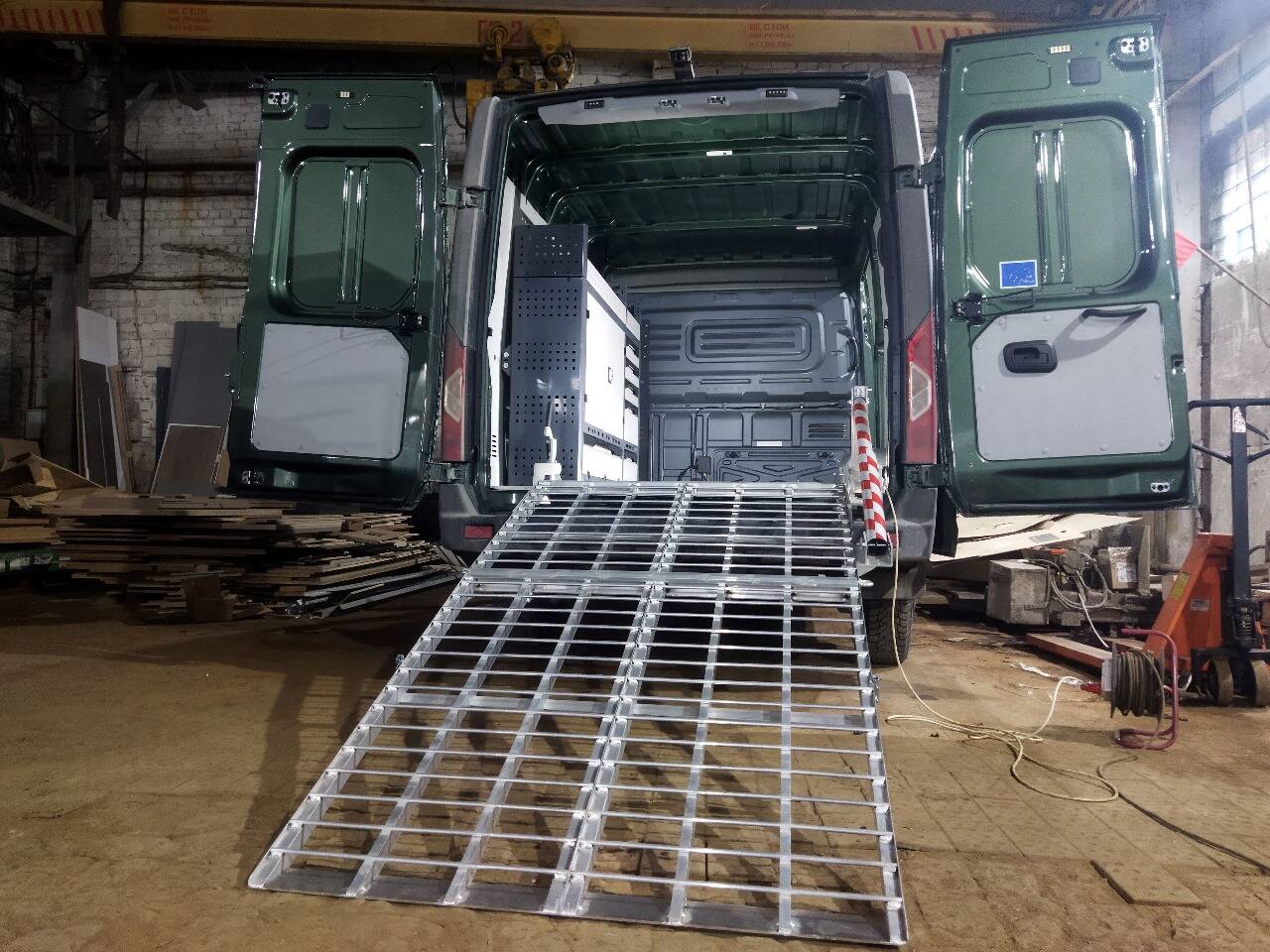 Трап алюминиевый складной, поворотный Трап алюминиевый складной, поворотный