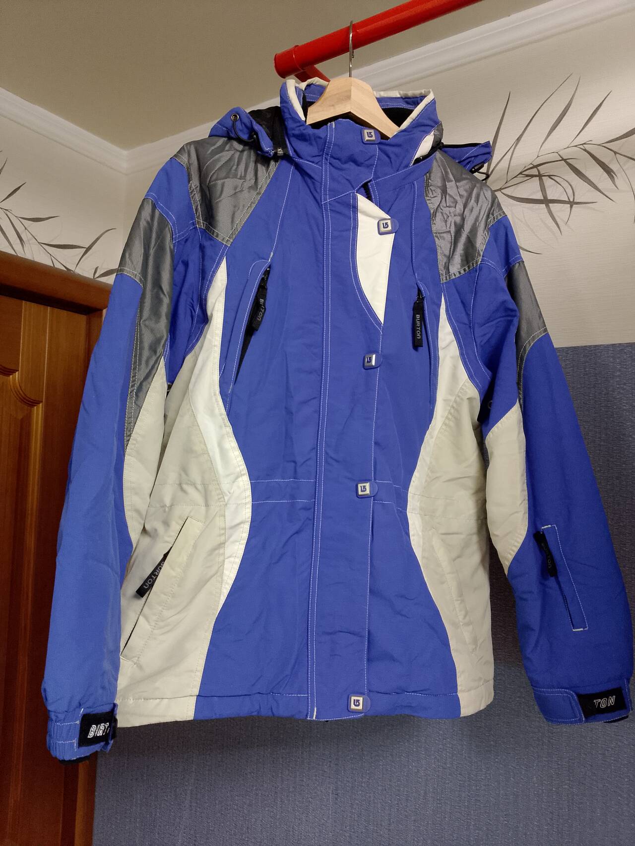 Горнолыжный (лыжный) женский костюм фирмы "Burton" б/у Горнолыжный (лыжный) женский костюм фирмы "Burton" б/у