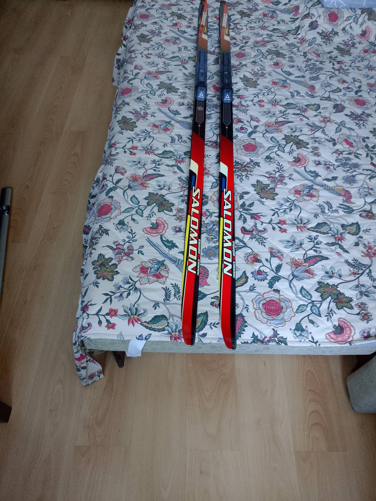 Продаётся комплект: лыжи, лыжные ботинки и палки Продаётся комплект: лыжи, лыжные ботинки и палки