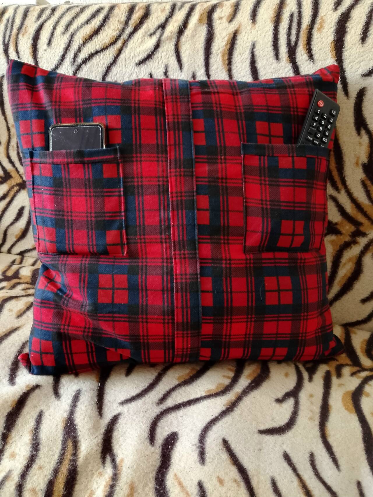 Декоративные подушки на диван с карманом Декоративные подушки на диван с карманом