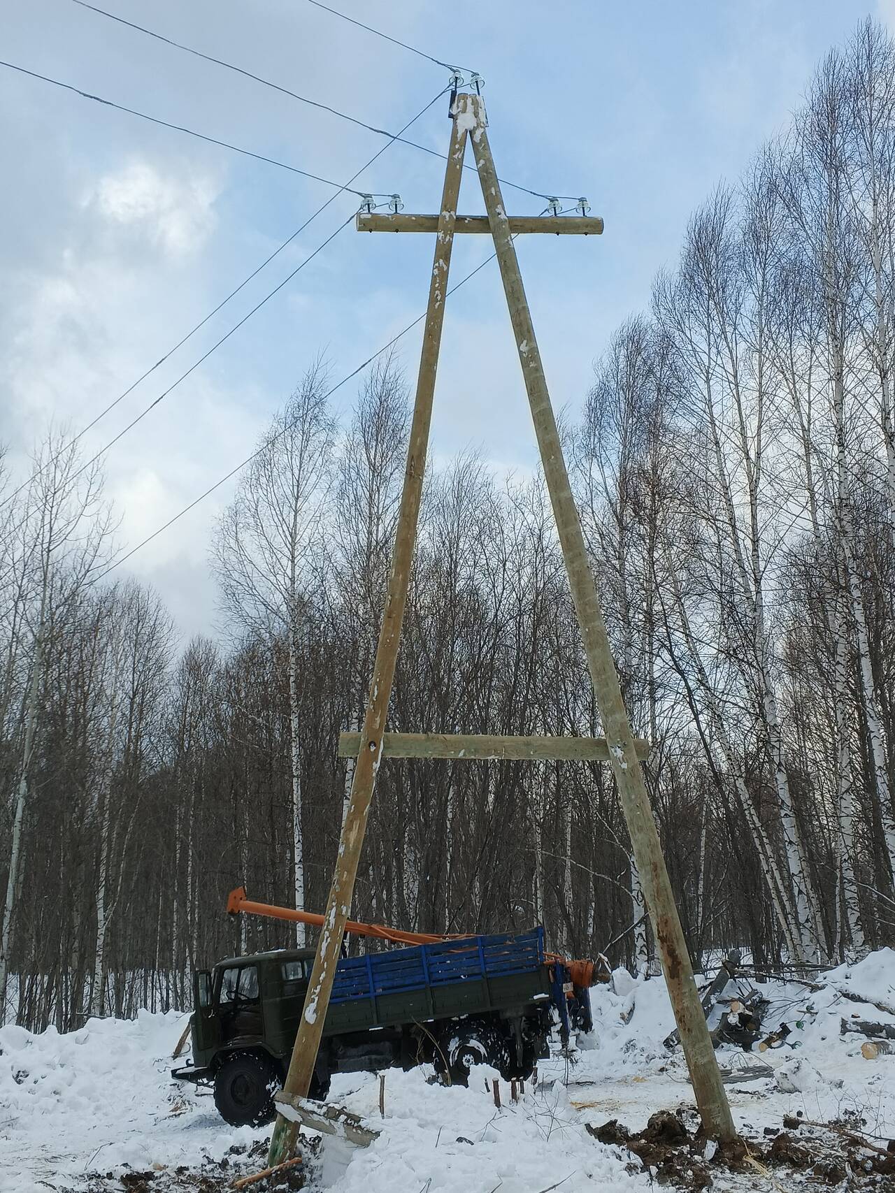 Монтаж провода сип. Установка опор ЛЭП.  ЖБ, Дерево.