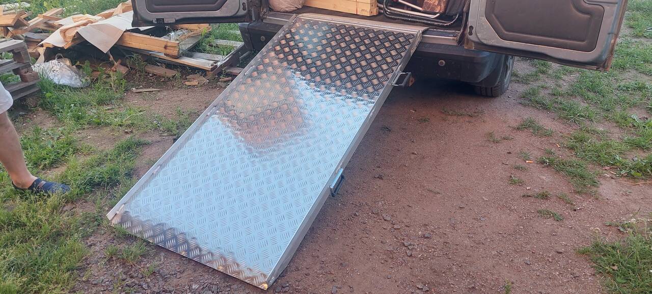 Погрузочный мост для склада переносной  