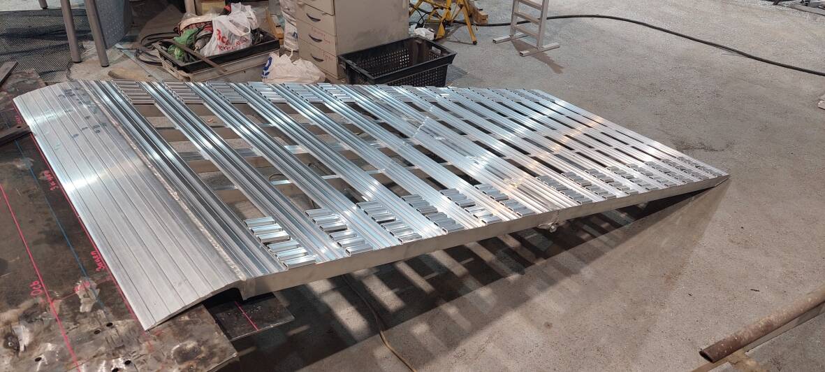 Мост погрузочный рифленый в Калининской (Краснодарский край) фото 2 Транспорт Калининская (Краснодарский край) Мост погрузочный рифленый в Калининской (Краснодарский край) фото 2 Транспорт Калининская (Краснодарский край)