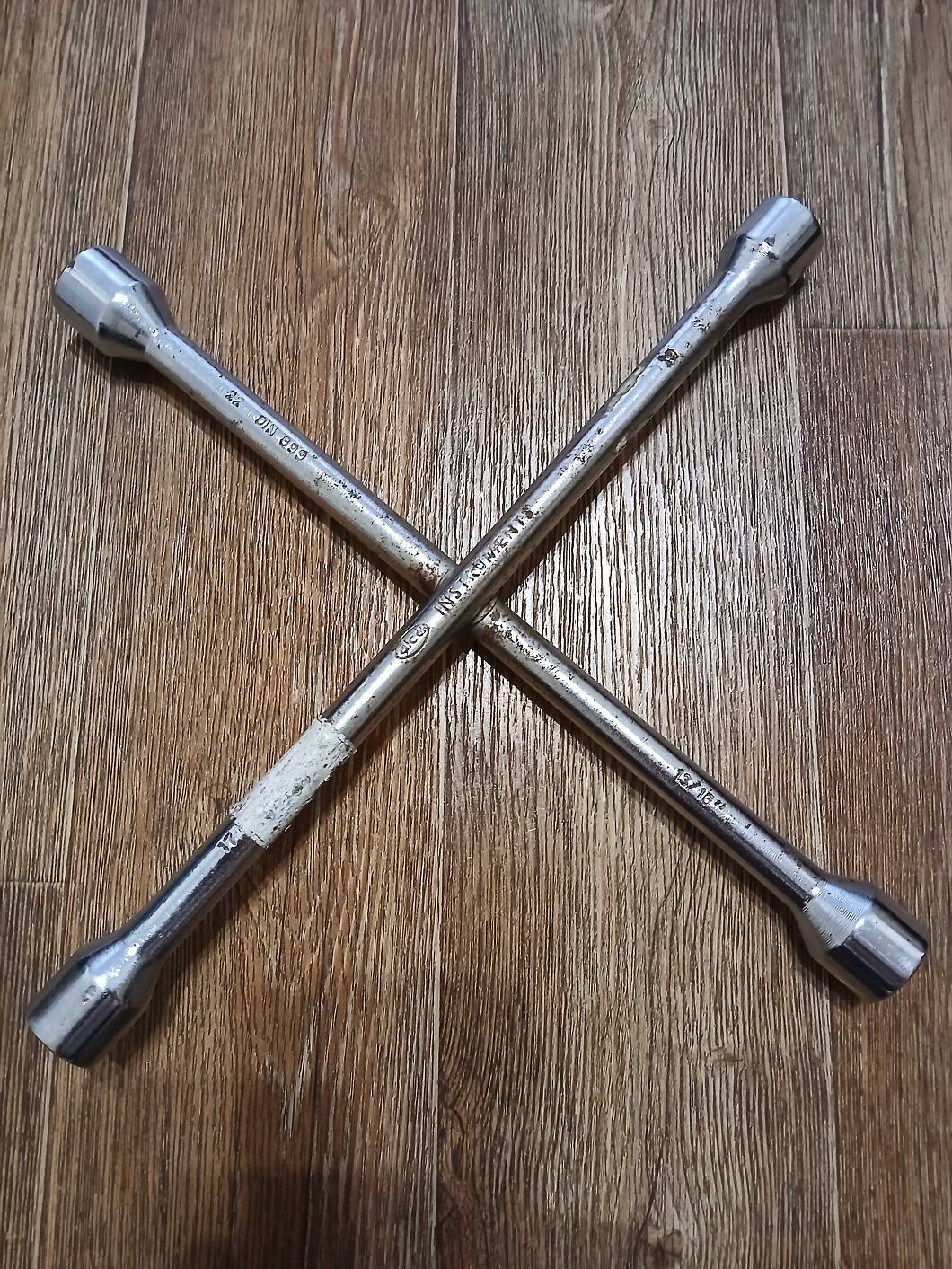 Балонный ключ крестовой универсальный