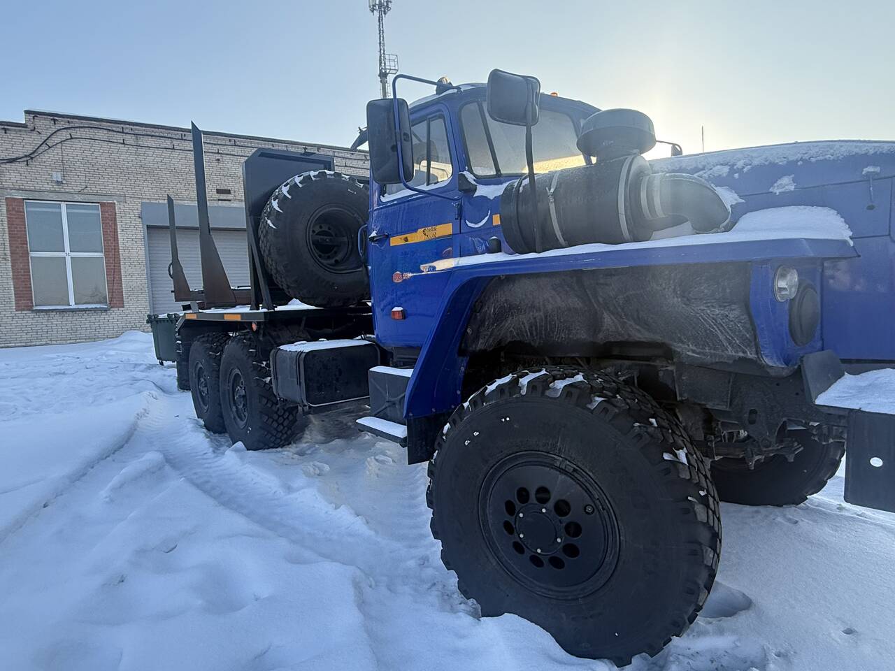 В продаже а/м Урал Лесовоз (сортиментовоз) с прицеп-роспуском