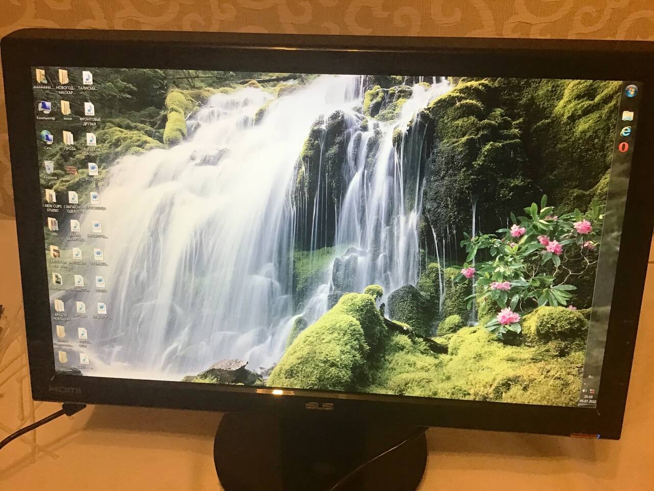 Системный блок с двумя мониторами для офиса