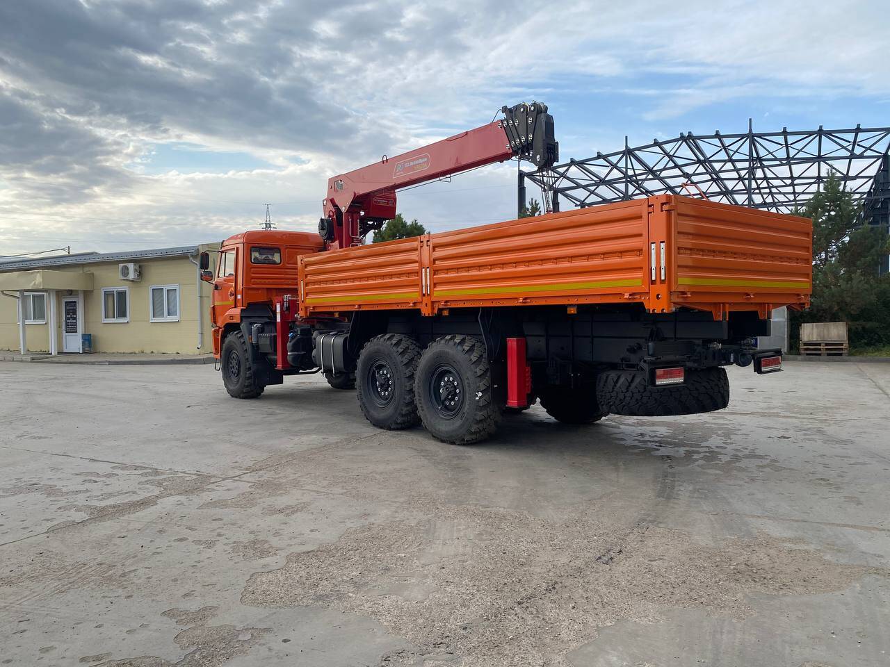 Бортовой КАМАЗ 43118-3027-48 с КМУ Horyong 206 в Абдулино фото 4 Транспорт Абдулино