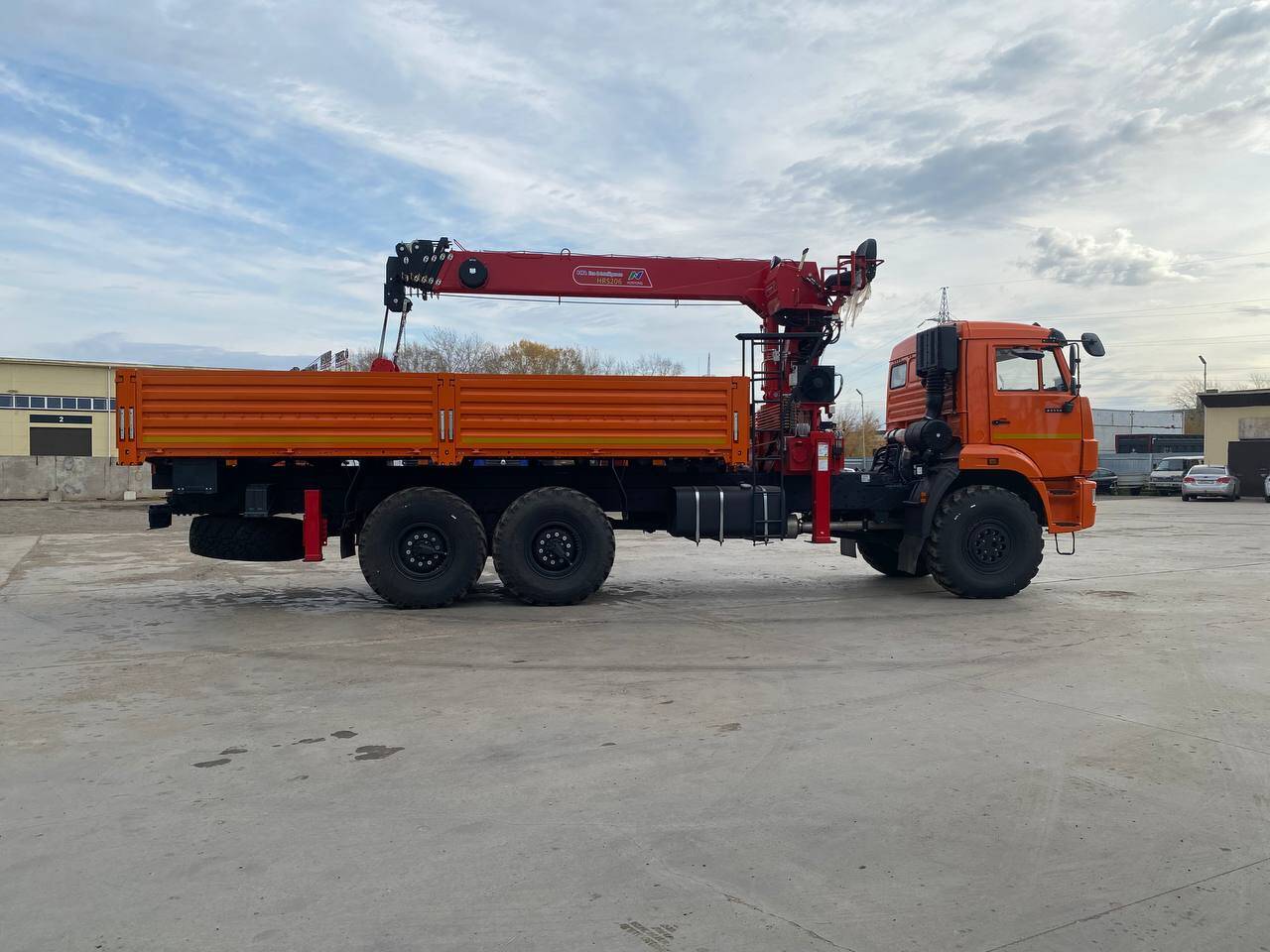 Бортовой КАМАЗ 43118-3027-48 с КМУ Horyong 206 в Абдулино фото 3 Транспорт Абдулино