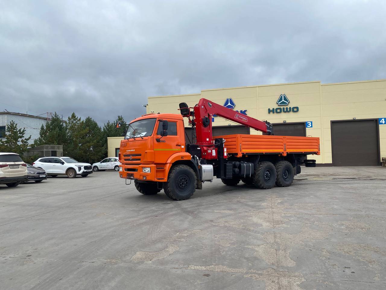 Бортовой КАМАЗ 43118-23027-50 с КМУ Horyong 216 в Абинске фото 3 Транспорт Абинск