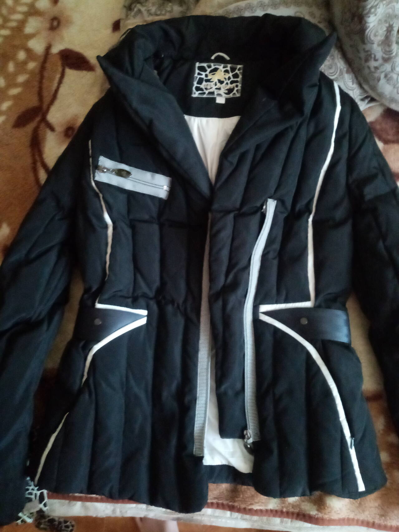 Продаю куртку женскую