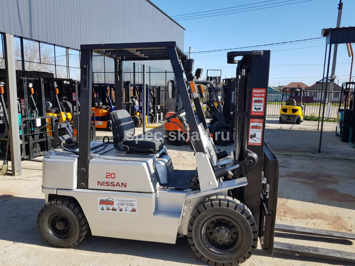 Вилочный погрузчик Nissan FG20