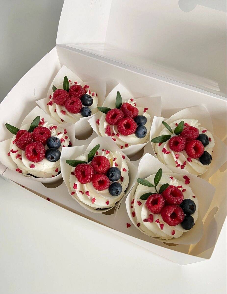 Набор капкейков «Малина и Голубика». Ручная работа. На заказ.