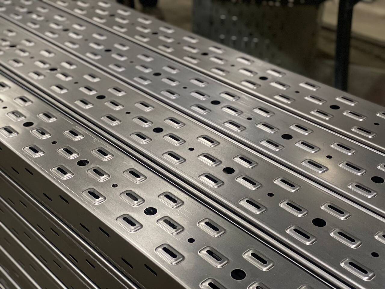 Кабельные лотки глухие и перфорированные (системы подвесов)