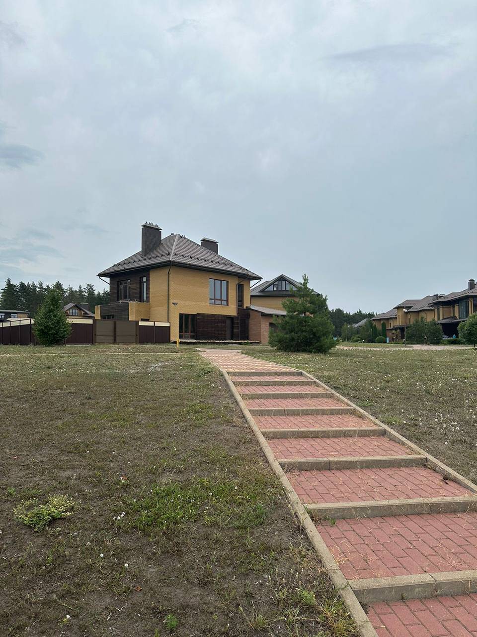 Двухэтажный дом 253 кв м с баней и терассой для отдыха у озера