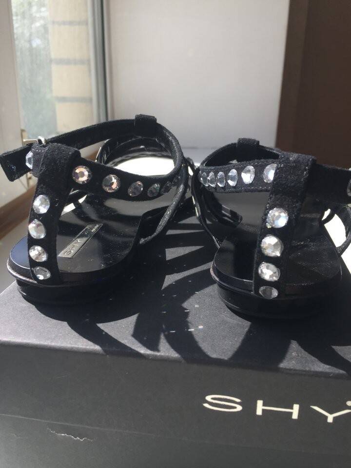 Сандалии новые shy италия 39 размер черные кожа замша стразы сваровски кристаллы swarovski камни бел в Москве фото 2 Личные вещи Москва Сандалии новые shy италия 39 размер черные кожа замша стразы сваровски кристаллы swarovski камни бел в Москве фото 2 Личные вещи Москва