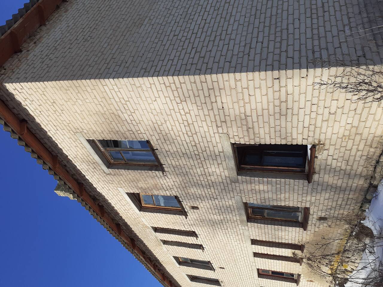 Продам дом под разбор на кирпич и плиты перекрытия. 