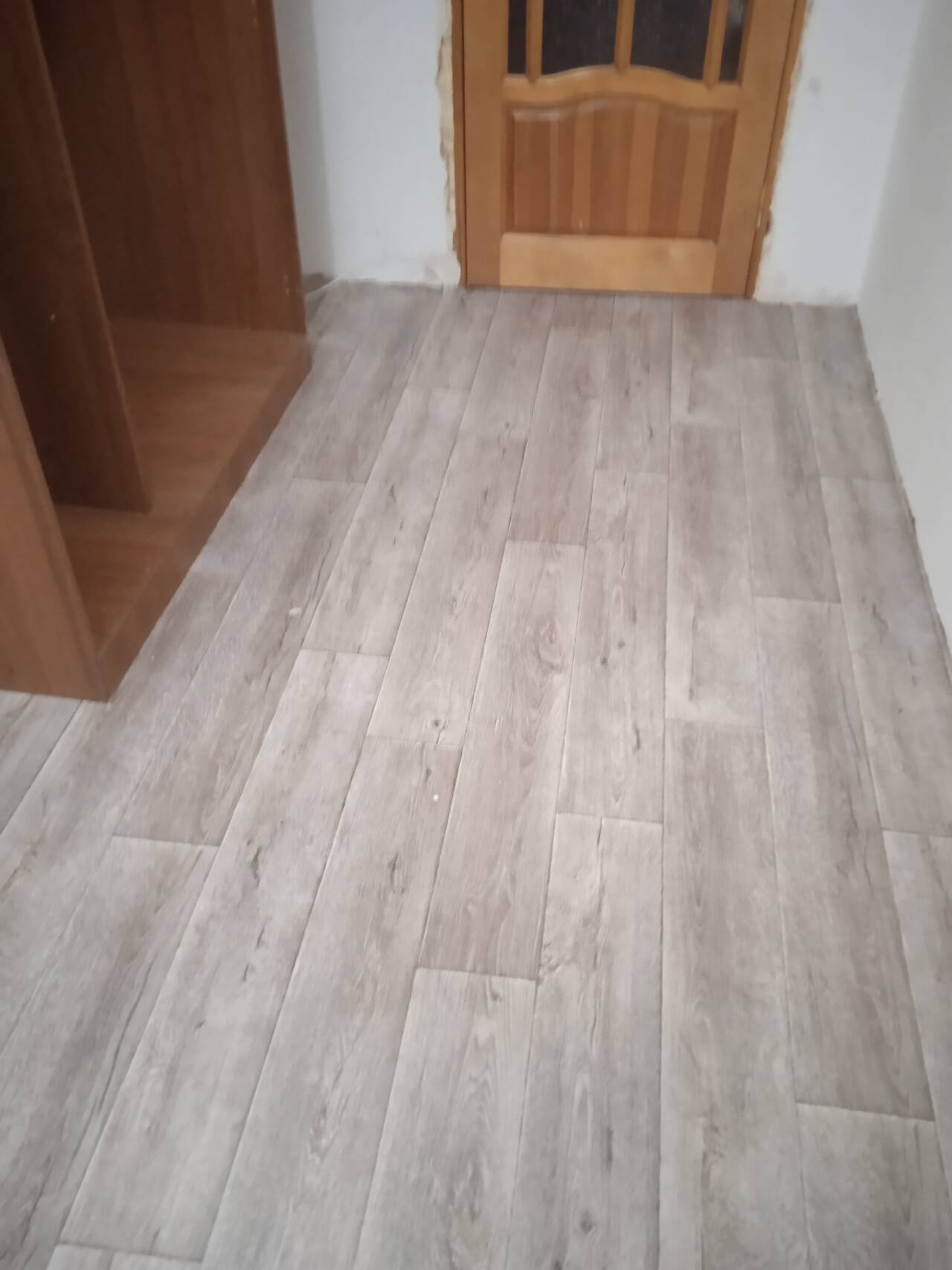 Поклейка обоев.