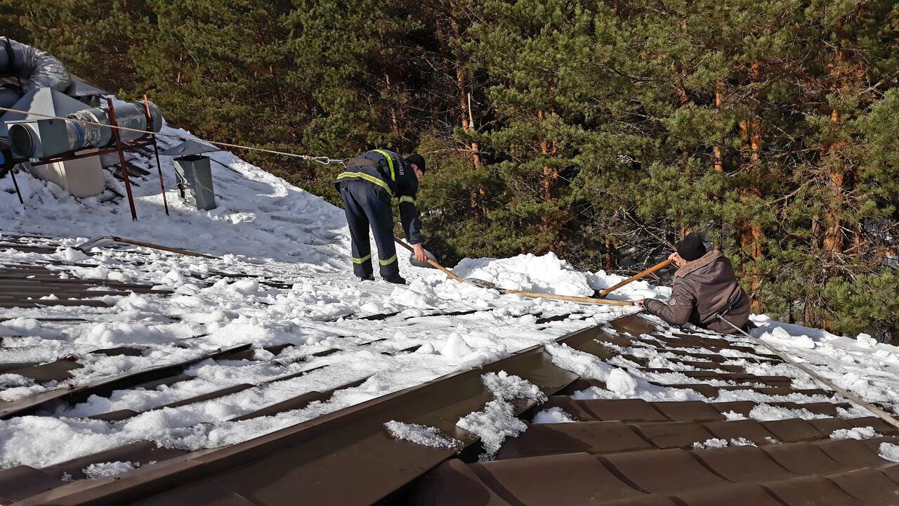 Уборка снега Чистка крыш Снегоуборщик