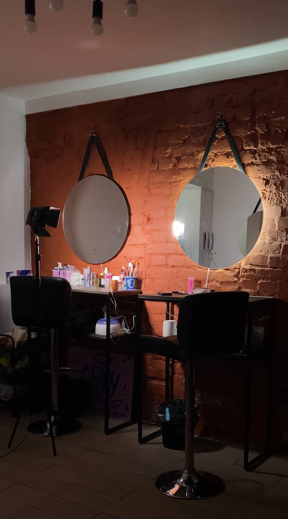 Сдам место бровиста визажиста 