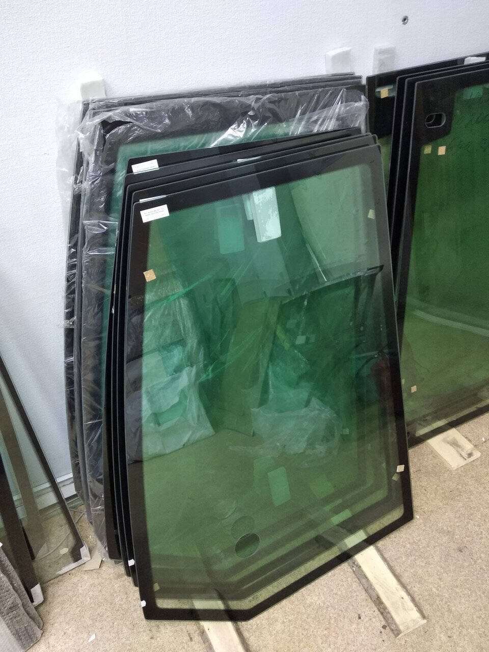 Стекло двери верхнее 15086905 Volvo BL61 / 71 в Екатеринбурге фото 3 Транспорт Екатеринбург
