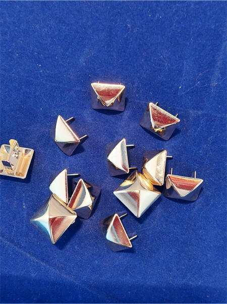 Пукля пирамида на усах арт.3015/23мм золото в Москве фото 2 Личные вещи Москва