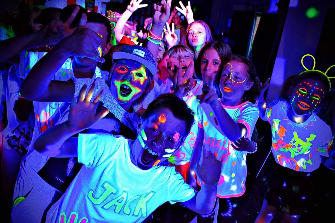 Аниматоры с неоновой дискотекой в Москве фото 1 Услуги Москва Аниматоры с неоновой дискотекой в Москве фото 1 Услуги Москва