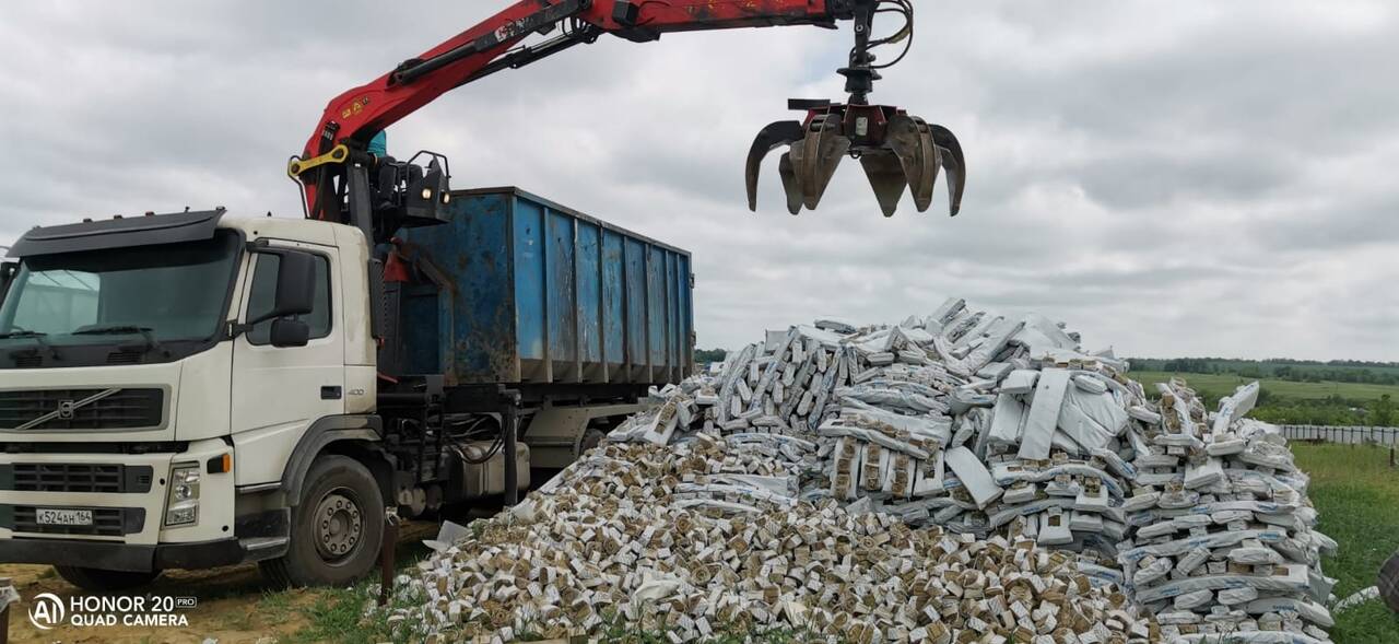 Компания "Чистота" вывезет любой мусор, в том числе строительный, на любой территории Саратова и Энгельса, а также по Саратовской области.  Вывоз осуществляется в контейнерах объемом 8 м3 или ломовозом с манипулятором в Саратове фото 3 Услуги Саратов