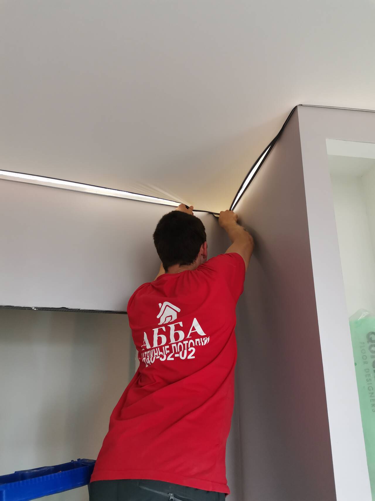 Монтажники натяжных потолков