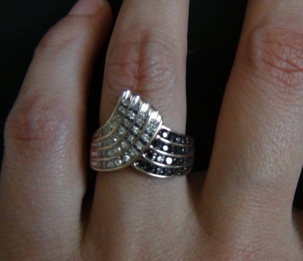 Золотое кольцо с чёрными и белыми бриллиантами в Санкт-Петербурге фото 7 Личные вещи Санкт-Петербург Золотое кольцо с чёрными и белыми бриллиантами в Санкт-Петербурге фото 7 Личные вещи Санкт-Петербург