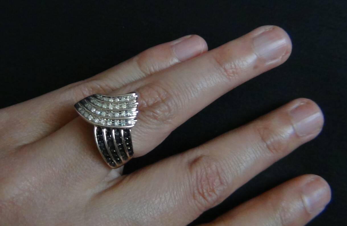 Золотое кольцо с чёрными и белыми бриллиантами в Санкт-Петербурге фото 5 Личные вещи Санкт-Петербург Золотое кольцо с чёрными и белыми бриллиантами в Санкт-Петербурге фото 5 Личные вещи Санкт-Петербург