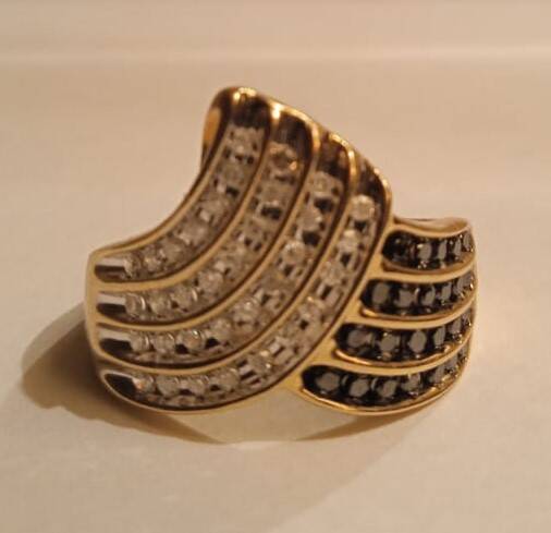 Золотое кольцо с чёрными и белыми бриллиантами Золотое кольцо с чёрными и белыми бриллиантами