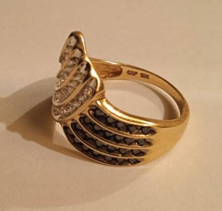 Золотое кольцо с чёрными и белыми бриллиантами в Санкт-Петербурге фото 3 Личные вещи Санкт-Петербург Золотое кольцо с чёрными и белыми бриллиантами в Санкт-Петербурге фото 3 Личные вещи Санкт-Петербург