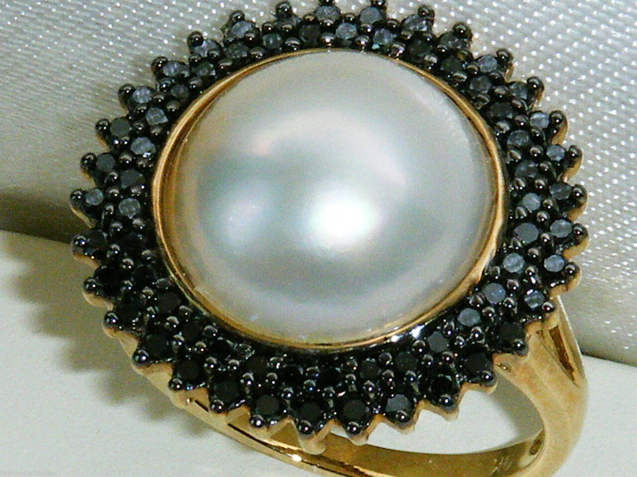 Золотое кольцо, натуральный жемчуг, черные бриллианты Золотое кольцо, натуральный жемчуг, черные бриллианты