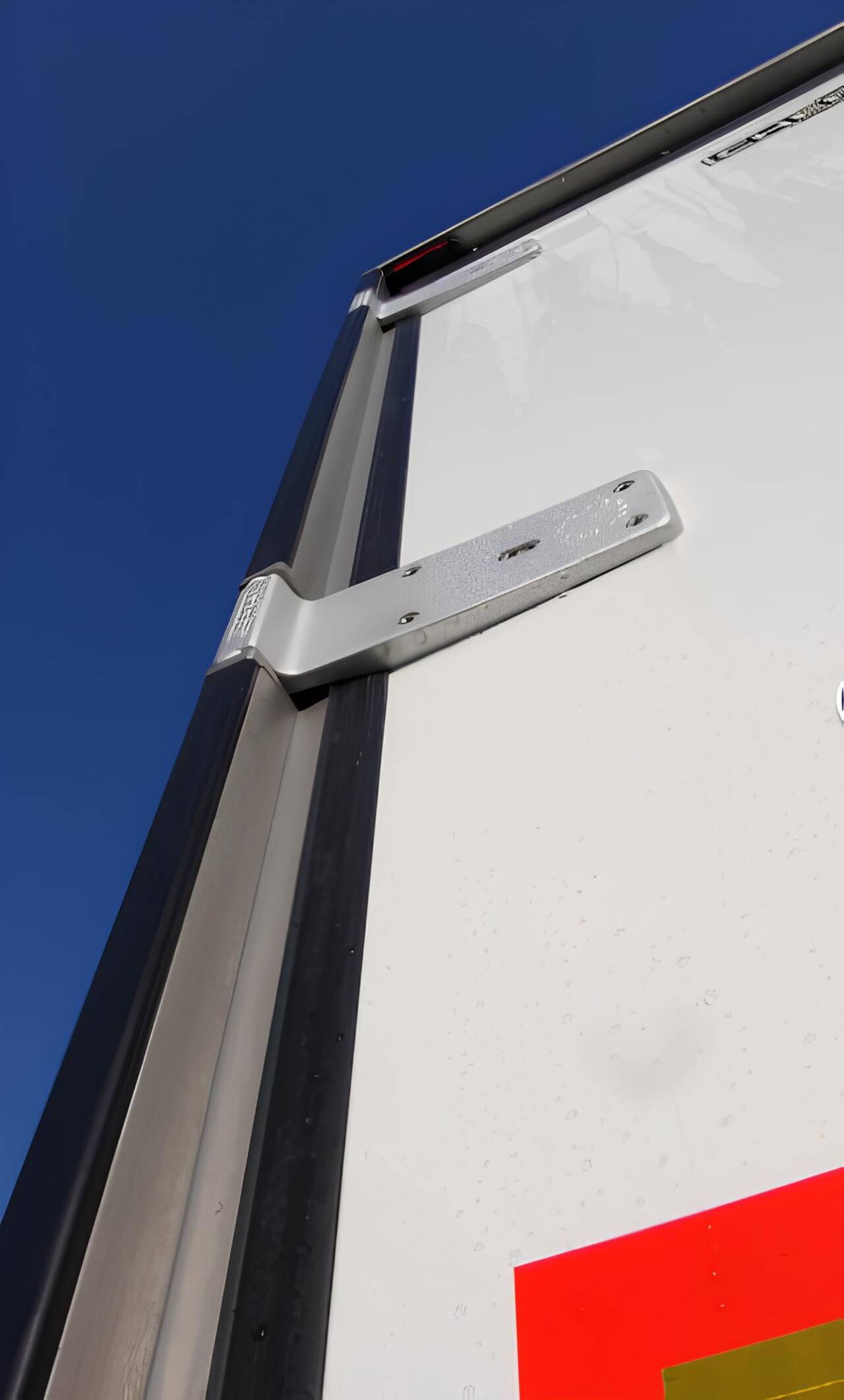 Замена ворот на реф изотрем полуприцепах в Москве фото 2 Услуги Москва