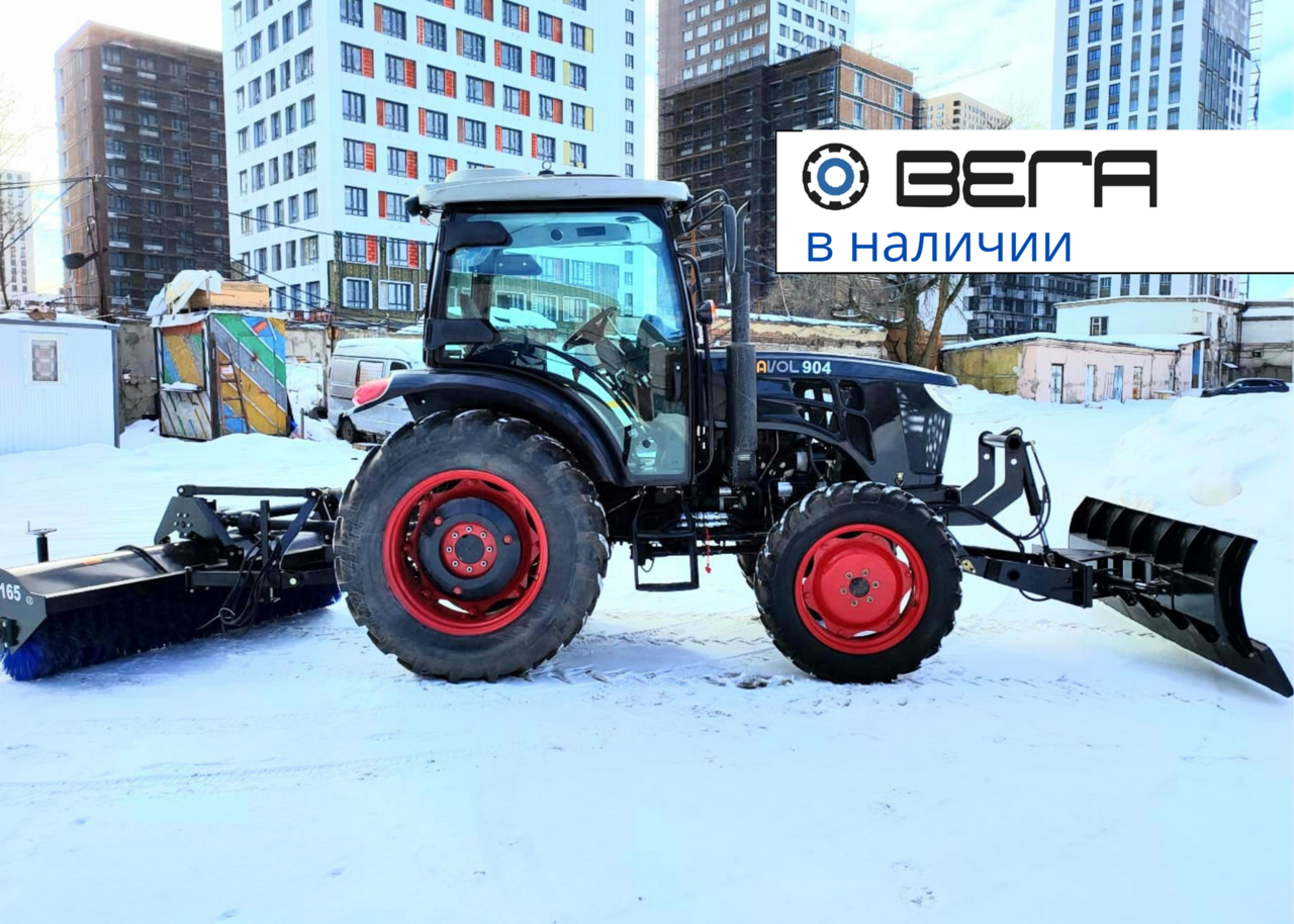 Трактор AGROVEGA 90 с отвалом и задней щеткой Трактор AGROVEGA 90 с отвалом и задней щеткой