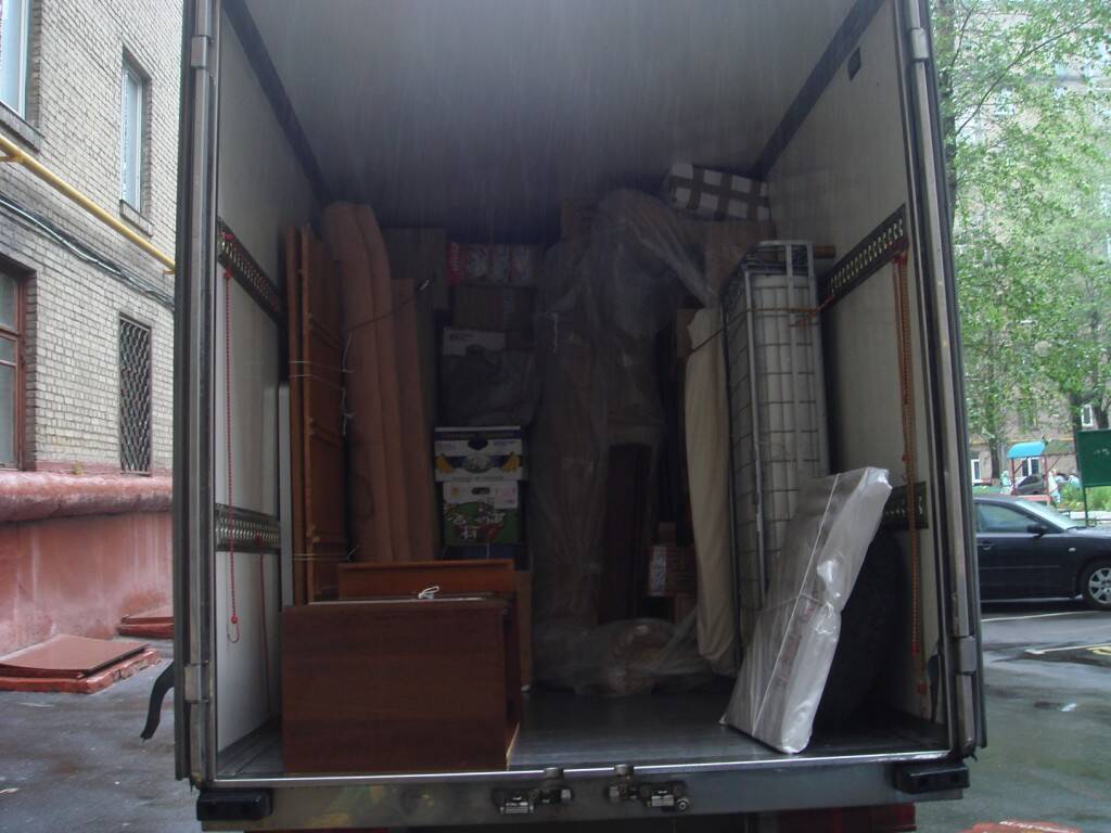 Телефоны перевозка мебели. Машина для перевозки мебели. Перевозка дивана картинки. Разгрузка мебели. Грузчик мебели.