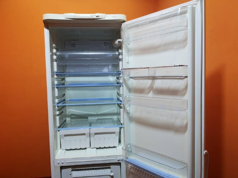 Итальянский Индезит Ноу Фрост с золотым движком!)